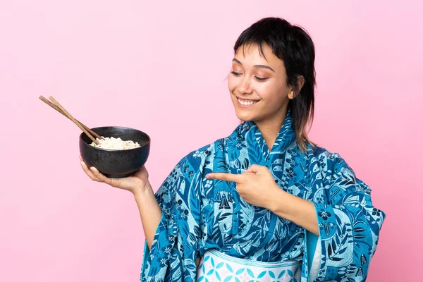 Junge Frau Kimono Hält Eine Schüssel Nudeln Vor Isoliertem Weißen — Stockfoto