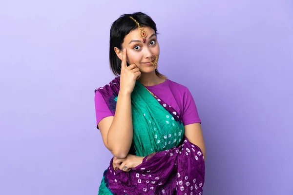 Indická Žena Izolované Fialovém Pozadí Myšlení Nápad — Stock fotografie