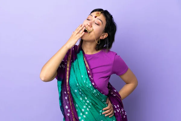 Femme Indienne Isolée Sur Fond Violet Bâillant Couvrant Bouche Grande — Photo