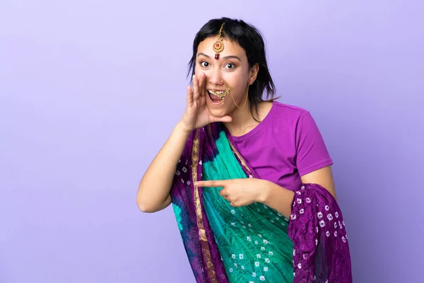 Indická Žena Izolované Fialovém Pozadí Ukazující Stranu Prezentovat Produkt Šeptat — Stock fotografie