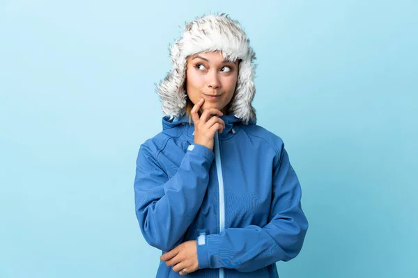 Jovem Uruguaia Com Chapéu Inverno Isolado Fundo Azul Pensando Uma — Fotografia de Stock