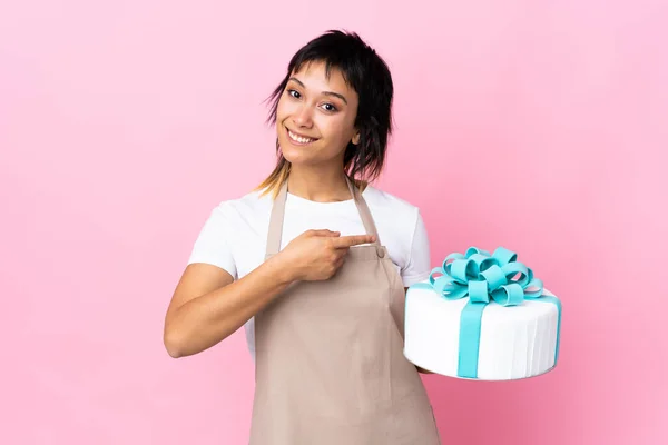 Chef Pâtissier Uruguayen Tenant Gros Gâteau Sur Fond Rose Isolé — Photo