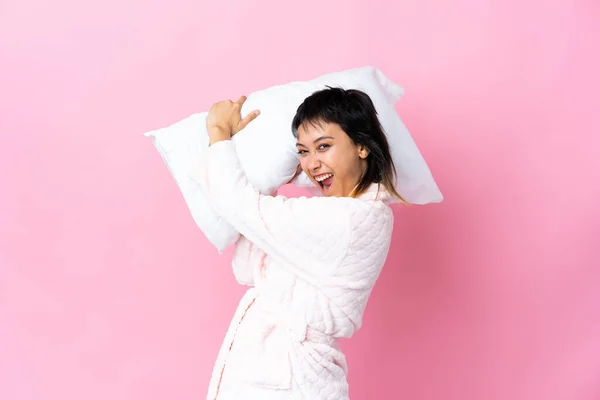 Jovem Uruguaia Pijama Sobre Fundo Rosa Isolado — Fotografia de Stock