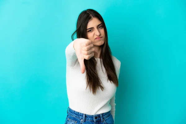 Mujer Joven Caucásica Aislada Sobre Fondo Azul Mostrando Pulgar Hacia — Foto de Stock