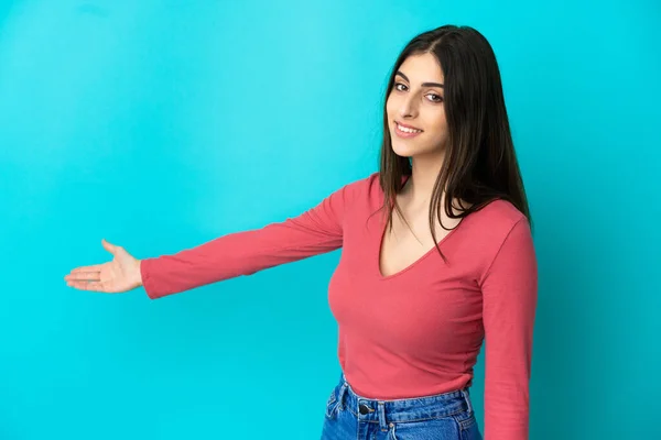 Young Caucasian Woman Isolated Blue Background Extending Hands Side Inviting — Stock Photo, Image