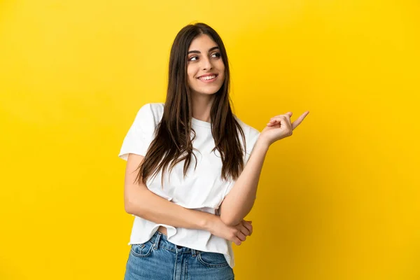 Jovem Mulher Caucasiana Isolado Fundo Amarelo Feliz Apontando Para Cima — Fotografia de Stock