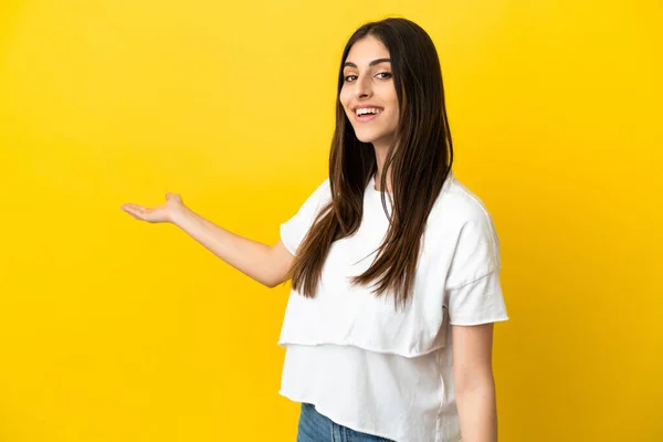 Jonge Blanke Vrouw Geïsoleerd Gele Achtergrond Handen Uit Breiden Naar — Stockfoto