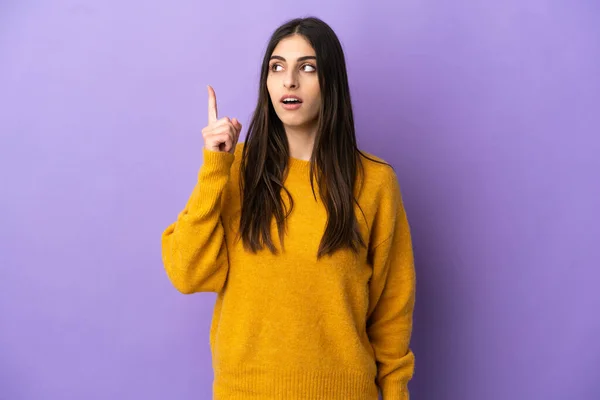 Mujer Joven Caucásica Aislada Sobre Fondo Púrpura Pensando Una Idea — Foto de Stock