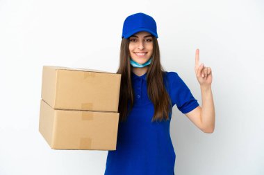 Beyaz arka planda izole edilmiş beyaz kadın teslimat harika bir fikre işaret ediyor.