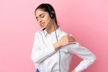 Genç tele pazarlamacı, izole bir hayat sürdüğü için omuz ağrısı çekiyor.