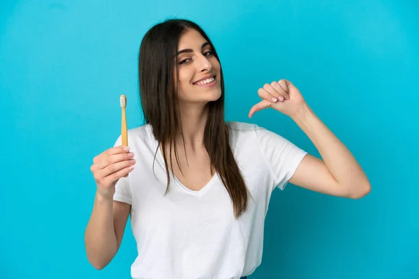 Giovane Donna Caucasica Lavarsi Denti Isolato Sfondo Blu Orgoglioso Soddisfatto — Foto Stock