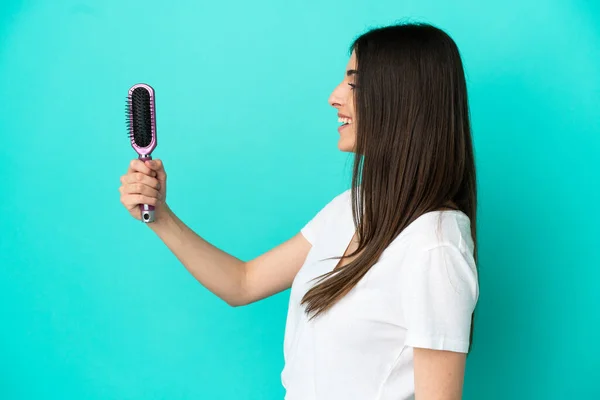 Young Caucasian Woman Hair Comb Isolated Blue Background Happy Expression — Stock Photo, Image