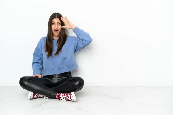 Young Woman Sitting Floor Isolated White Background Surprise Shocked Facial — Stock Photo, Image