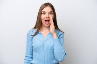 Genç Litvanyalı kadın beyaz arka planda izole edilmiş, şaşırmış ve şok olmuş bir yüz ifadesi var.