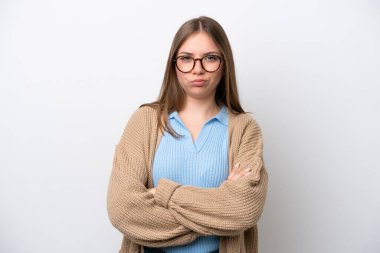 Genç Litvanyalı kadın beyaz arka planda izole edilmiş.