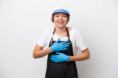 Balıkçı kadın önlük takıp gülümsüyor.