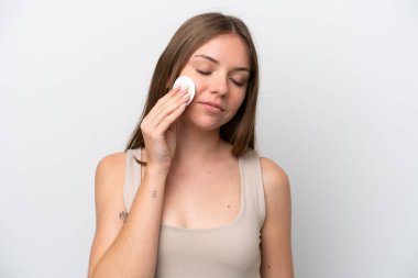 Genç Litvanyalı kadın beyaz arka planda makyajını silmek için pamuk pedi ile izole edilmiş.