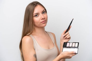 Genç Litvanyalı kadın beyaz arka planda makyaj paleti ile izole edilmiş.