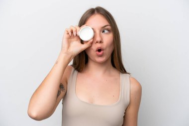 Genç Litvanyalı kadın beyaz arka planda izole edilmiş ve nemlendirici ile şaşırmış.