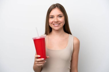 Litvanyalı genç bir kadın ferahlatıcı bir şekilde beyaz arka planda izole edilmiş gülümsüyor.