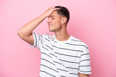 Pembe arka planda izole edilmiş genç beyaz adam bir şey fark etti ve çözüme niyetlendi.