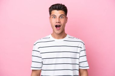 Pembe arka planda yalıtılmış beyaz bir adam. Şaşırtıcı bir yüz ifadesi var.