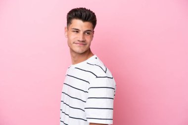 Pembe arka planda izole edilmiş genç beyaz bir adam. Portre