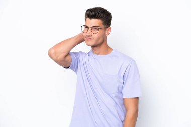 Beyaz arka planda soyutlanmış genç beyaz bir adamın şüpheleri var.