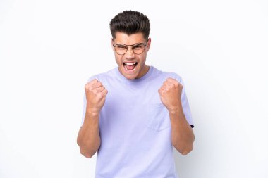 Beyaz arka planda izole edilmiş genç beyaz adam kötü bir durum yüzünden hayal kırıklığına uğradı.