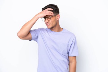 Beyaz arka planda başı ağrıyan genç beyaz bir adam.