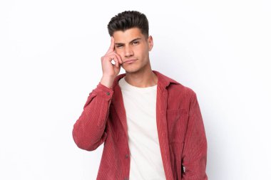 Beyaz arka planda izole edilmiş genç beyaz bir adam bir fikir düşünüyor.