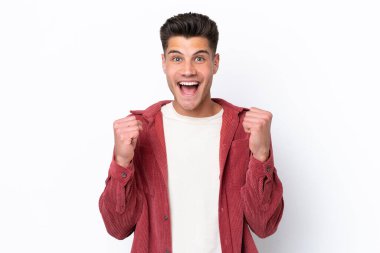 Beyaz arka plandaki beyaz tenli genç adam galibiyeti kutluyor.