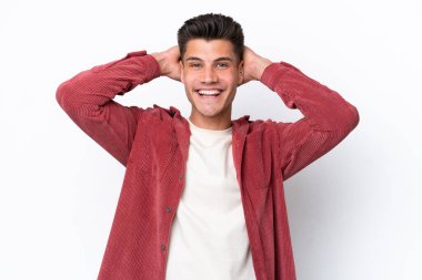 Beyaz arka planda izole edilmiş genç beyaz adam gülüyor.