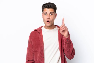 Beyaz arka planda izole edilmiş genç beyaz bir adam çözümü bulmak için parmağını kaldırıyor.