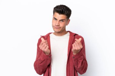 Beyaz arka planda izole genç beyaz adam para jesti yapıyor ama mahvoldu.