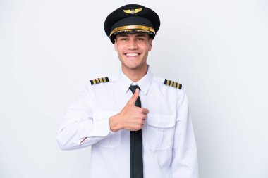 Kafkasyalı uçak pilotu beyaz arka planda izole edilmiş bir şekilde baş parmak hareketi yapıyor.