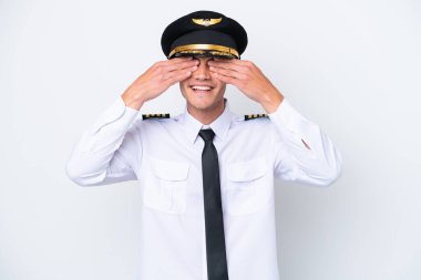 Kafkasyalı uçak pilotu beyaz arka planda izole edildi. Gözleri elle kapatıldı.