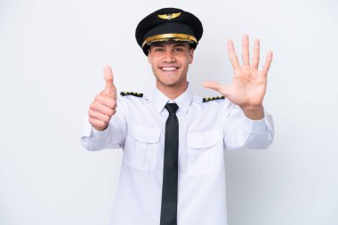 Kafkasyalı uçak pilotu beyaz arka planda izole edilmiş. Parmakları olan altı kişi var.