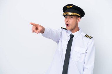 Kafkasyalı uçak pilotu beyaz arka planda izole edildi.