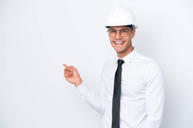 Miğferli ve elinde beyaz arka planda izole edilmiş planları olan beyaz bir mimar.