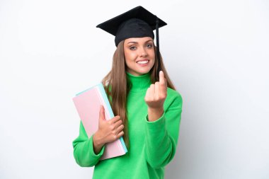 Beyaz arka planda izole genç beyaz kadın para hareketi yapıyor