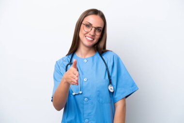 Beyaz arka planda izole edilmiş beyaz bir beyaz hemşire iyi bir anlaşma için el sıkışıyor.