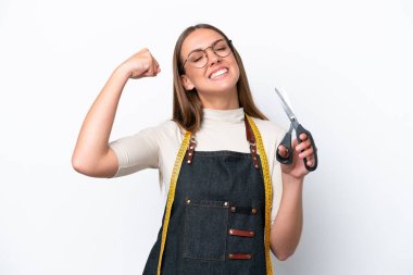 Beyaz arka planda izole edilmiş genç terzi kadın güçlü bir jest yapıyor.