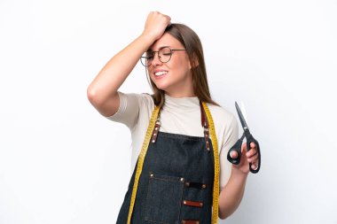 Beyaz arka planda izole edilmiş genç terzi kadın bir şey fark etti ve çözüme niyetlendi.