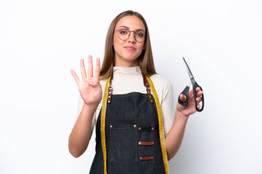 Genç terzi kadın beyaz arka planda izole edilmiş mutlu ve parmakları olan dört kişi sayıyor.