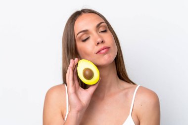 Beyaz arka planda avakado tutan beyaz bir kadın. Portreyi kapat