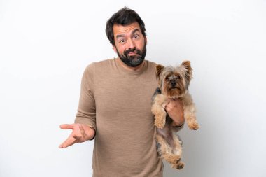 Beyaz arka planda izole edilmiş Yorkshire tutan bir adam omuzlarını kaldırırken şüphe jestleri yapıyor.