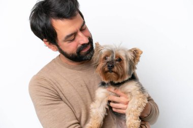 Beyaz arka planda izole edilmiş bir köpeği tutan adam