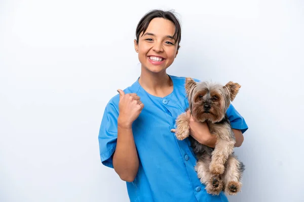 Mulher Veterinária Jovem Com Cão Isolado Fundo Branco Apontando Para — Fotografia de Stock