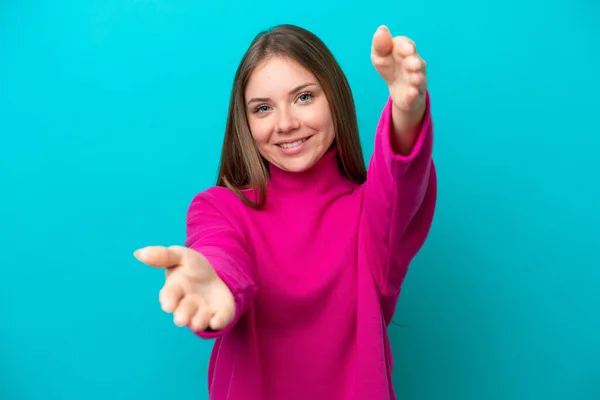 Jonge Litouwse Vrouw Geïsoleerd Blauwe Achtergrond Presenteren Uitnodigen Komen Met — Stockfoto